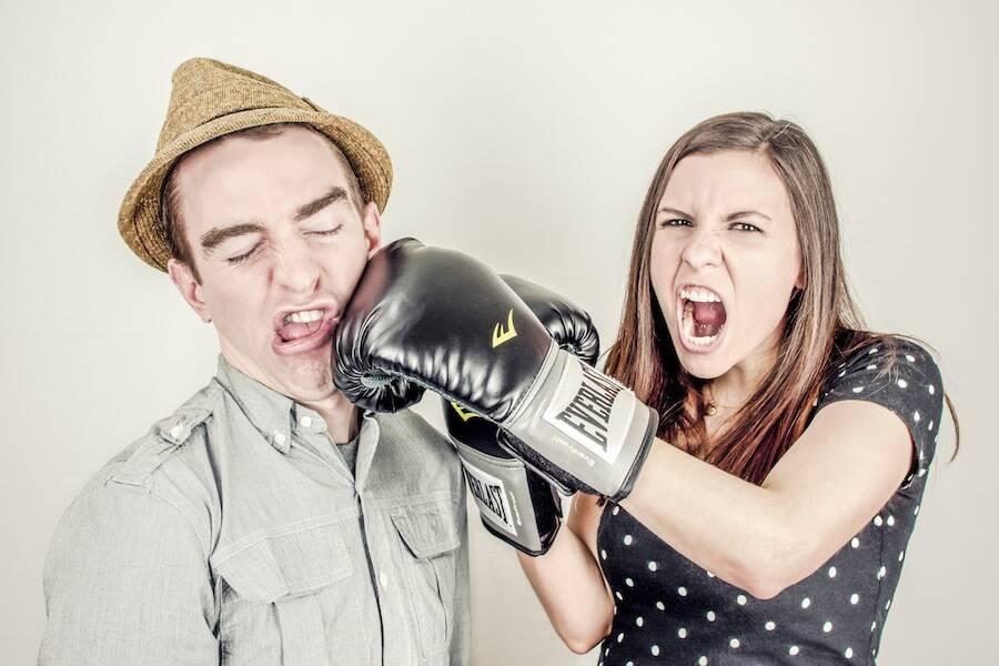 Giải mã giấc mơ thấy chém lộn: Xung đột nội tâm