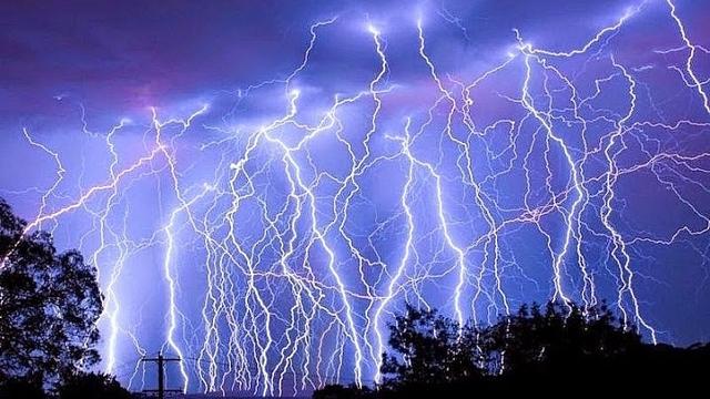 Mưa lớn trong đêm tối