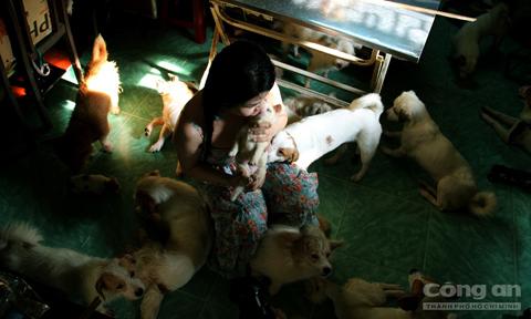 Nữ chủ nhân ôm chó quấn quít